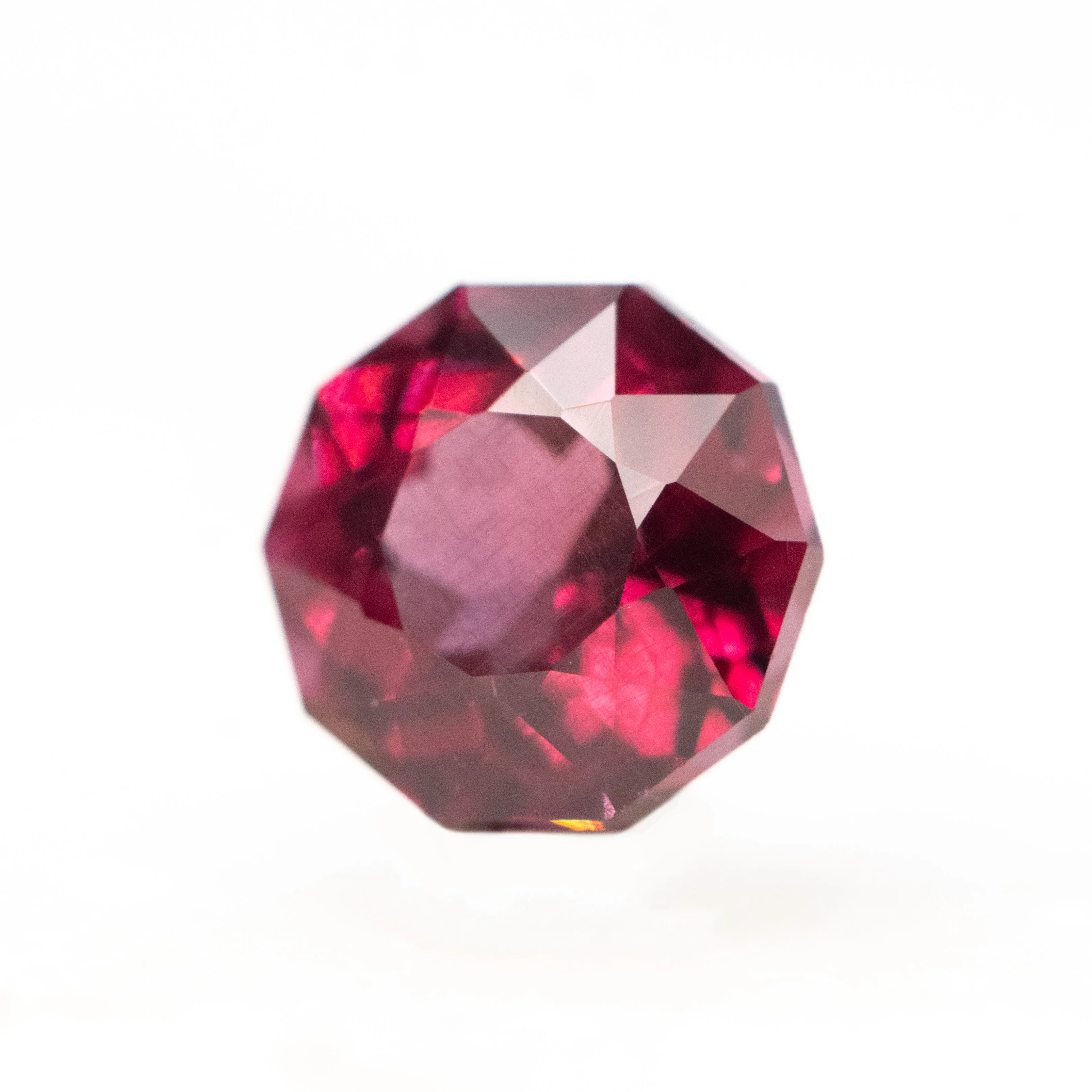 1.39 Carat Round Geometric Rhodolite Garnet for Custom Work - Inventory Code GRG139 - Image 3
